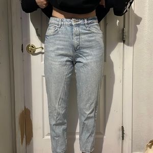 light wash no rips straight jeans! 🌊